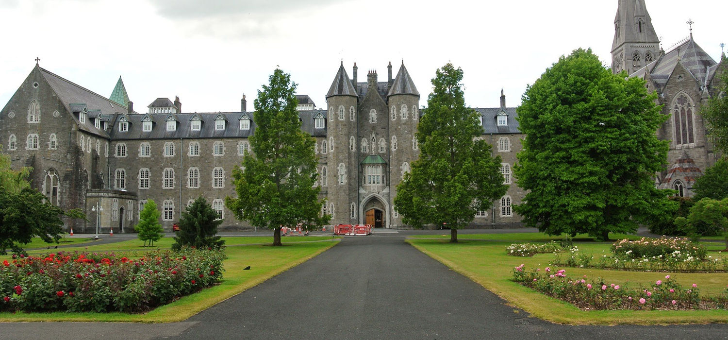 Vacanza studio a Maynooth con Zainetto Verde alla Maynooth University, facciata dell'ingresso principale al campus.