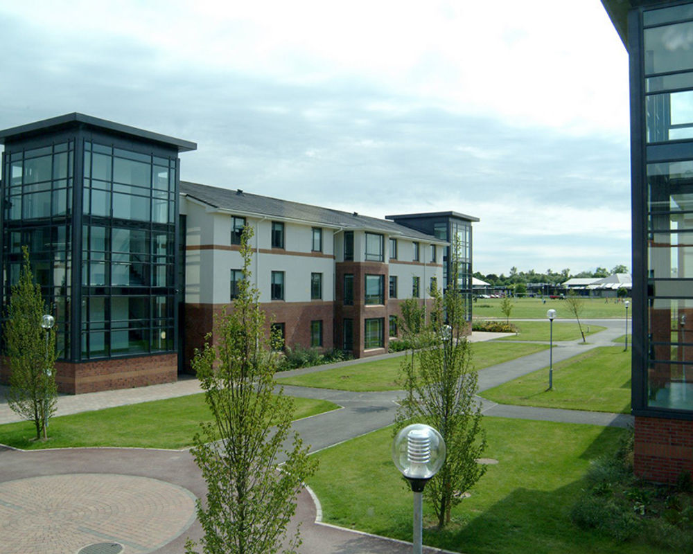 vacanza-studio-irlanda-maynooth-zainetto-verde-maynooth-university-entrata-campus.jpg