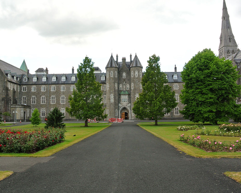 vacanza-studio-irlanda-maynooth-zainetto-verde-maynooth-university-facciata-campus.jpg