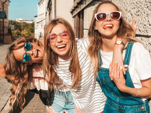 tre ragazze che si abbracciano.