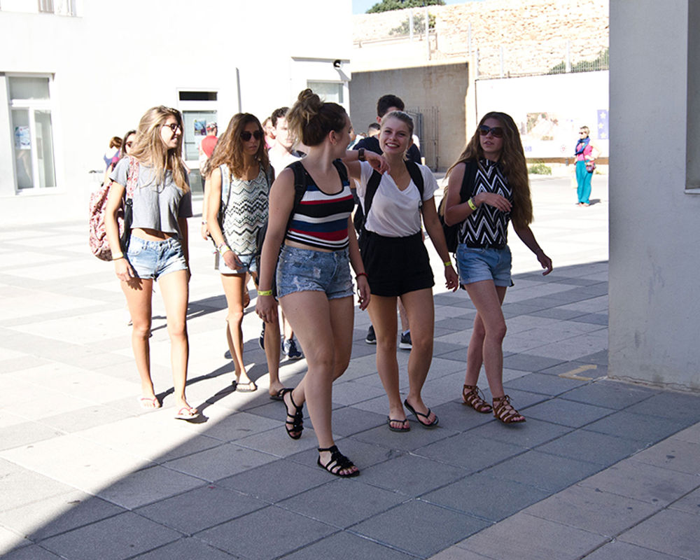 vacanza-studio-malta-easy-school-of-language-gruppo-studenti.jpg