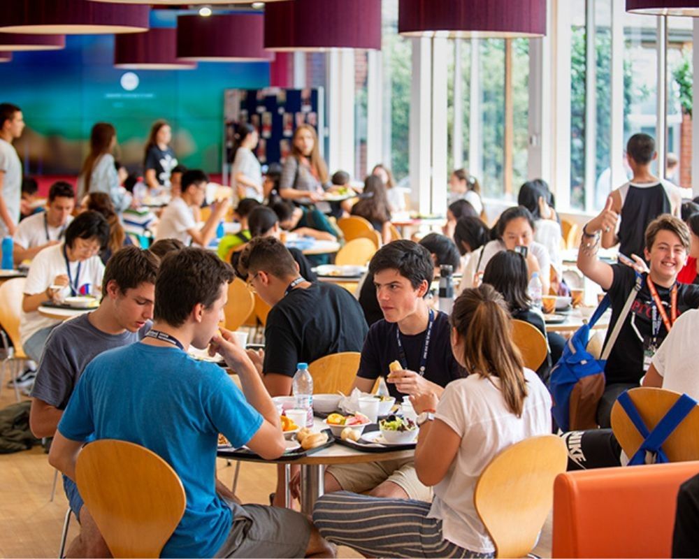 Studenti in pausa pranzo nella sala mensa della Goldsmiths University Of London