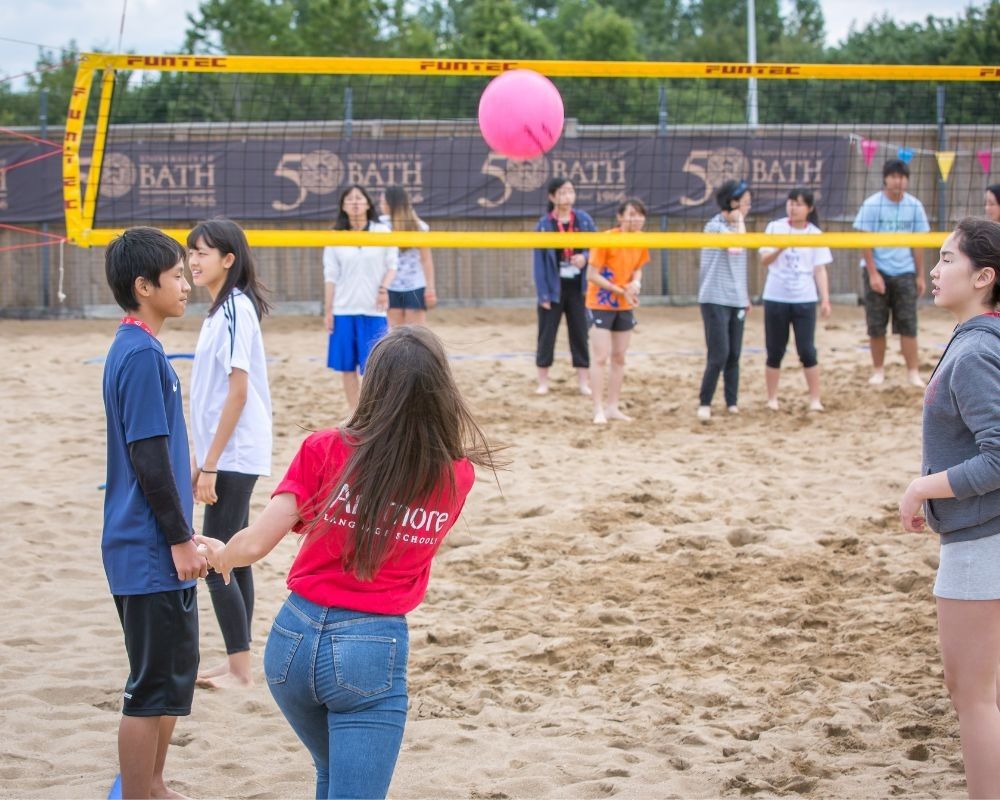 Ragazzi giocano a beach volley presso la University of Bath
