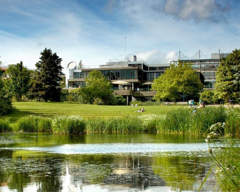 Il parco con il lago nel campus della University of Bath