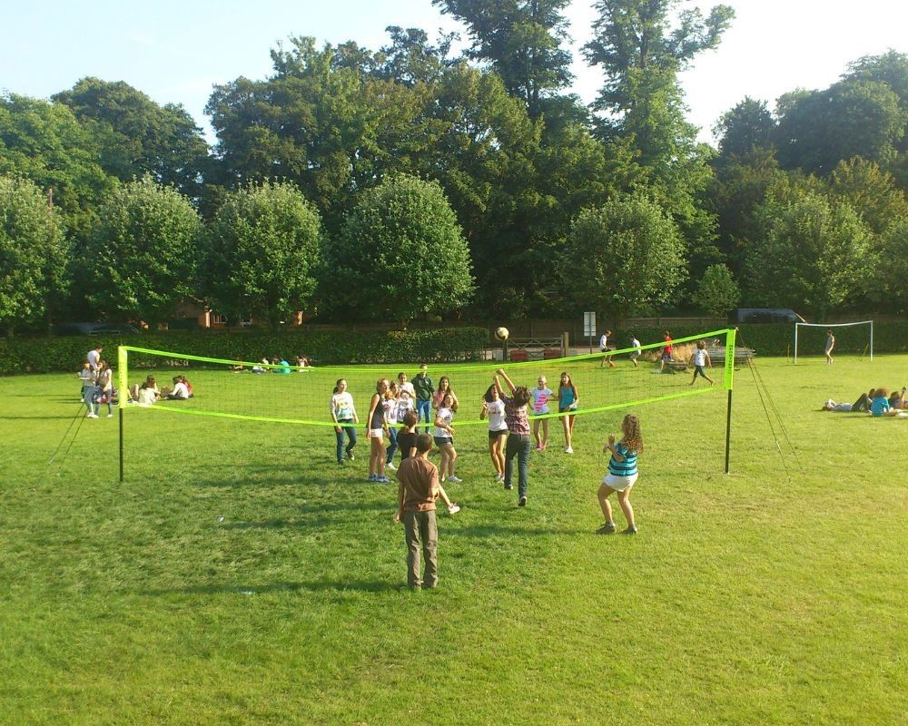 Una partita di volley nel campo della University of Winchester