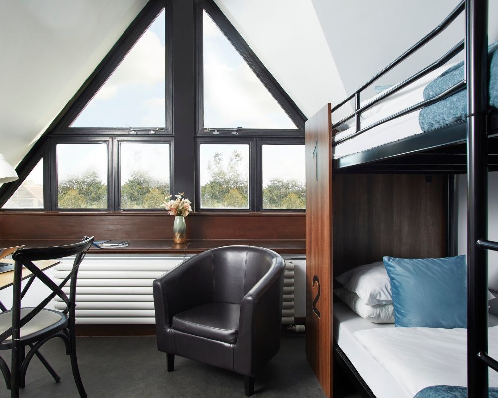 Camera Burlington School con letto a castello e poltrona
