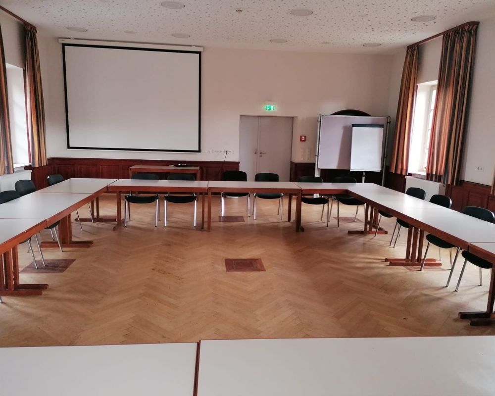 Aula con banchi rivolti verso il centro nel castello di Ebernburg