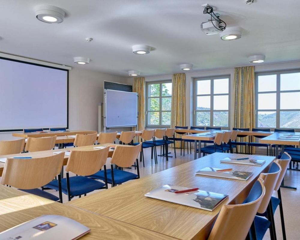 Aula con quaderni sui banchi nel castello di Ebernburg