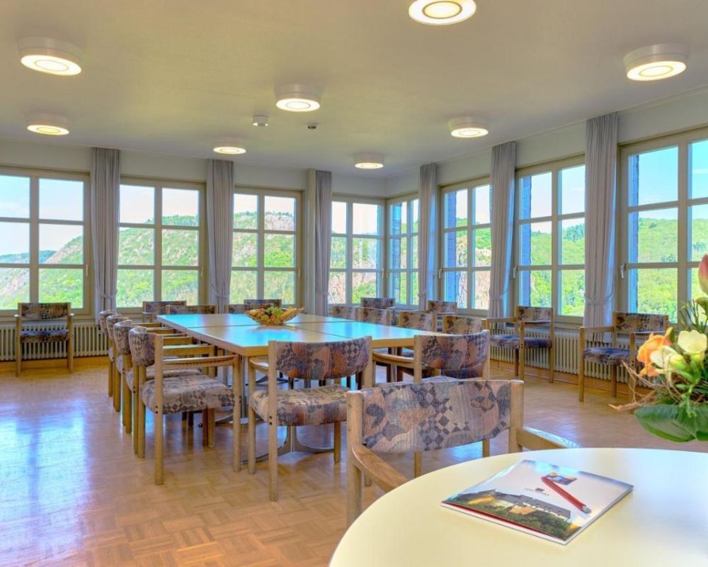 Aula con tavolo centrale nel castello di Ebernburg