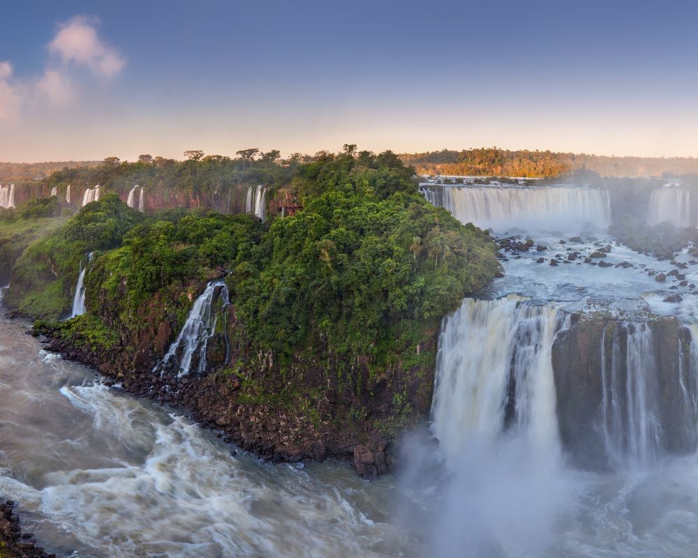 Cascate impetuose nella Foresta Amazzonica.