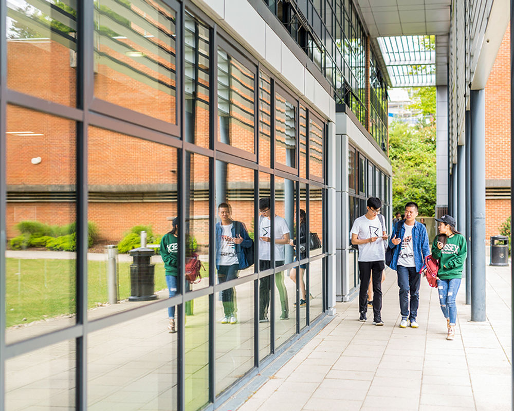 vacanza-studio-inghilterra-brighton-zainetto-verde-university-of-sussex-campus-studenti.jpg
