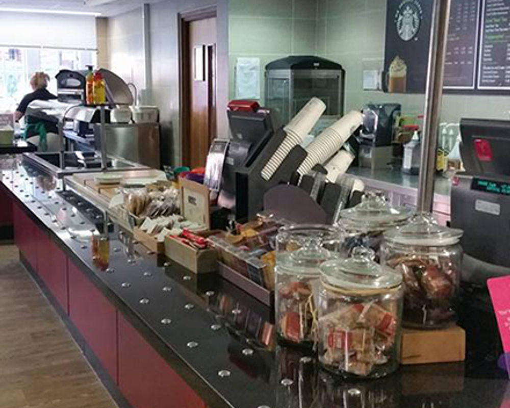 vacanza-studio-inghilterra-chatham-zainetto-verde-greenwich-university-caffetteria.jpg