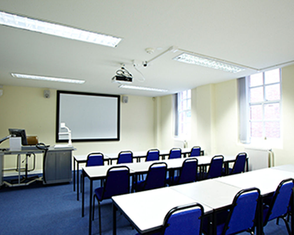 vacanza-studio-inghilterra-chatham-zainetto-verde-greenwich-university-classe-comuter.jpg