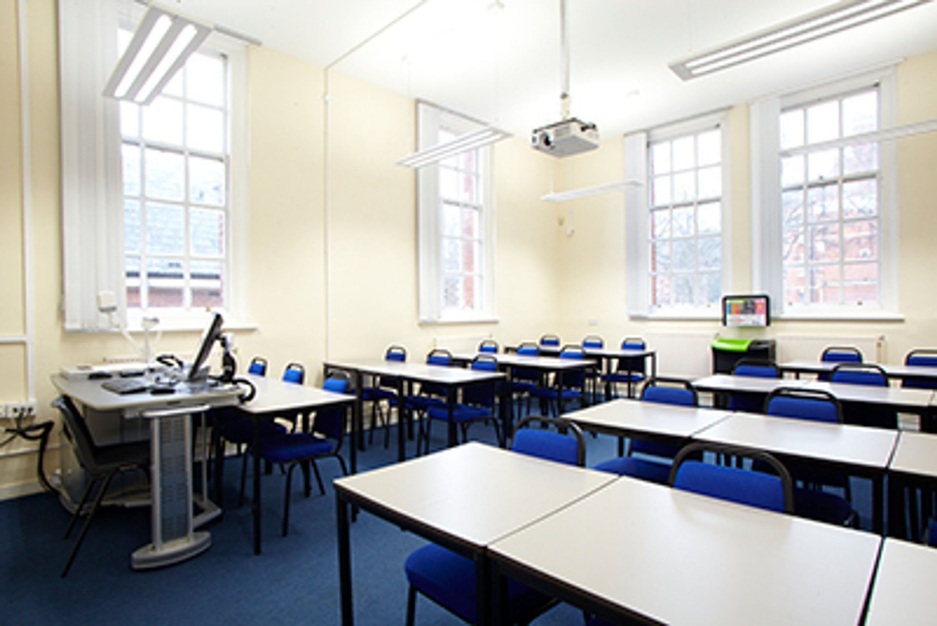 vacanza-studio-inghilterra-chatham-zainetto-verde-greenwich-university-classe.jpg