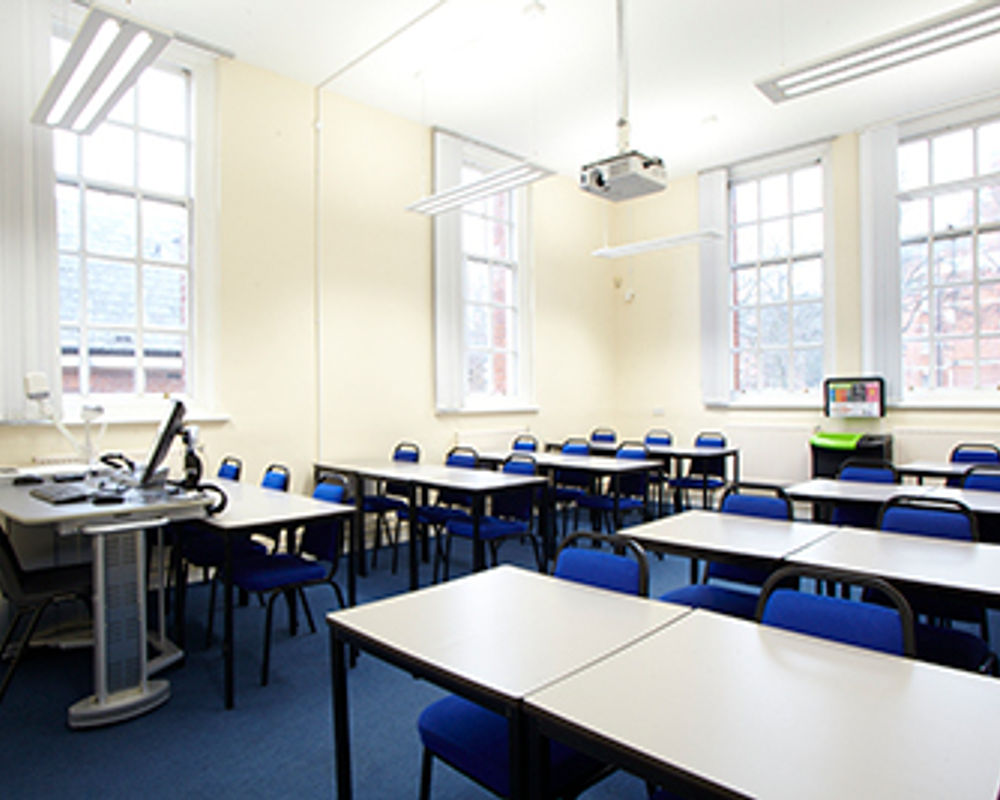 vacanza-studio-inghilterra-chatham-zainetto-verde-greenwich-university-classe.jpg