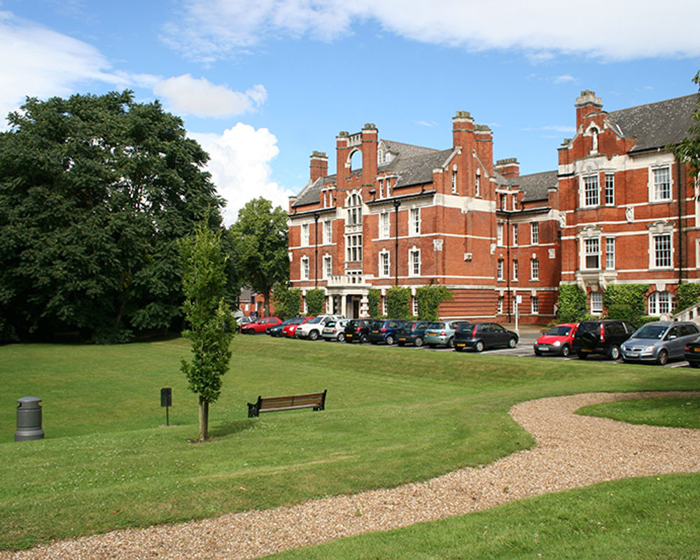 vacanza-studio-inghilterra-chatham-zainetto-verde-greenwich-university-parco-campus.jpg