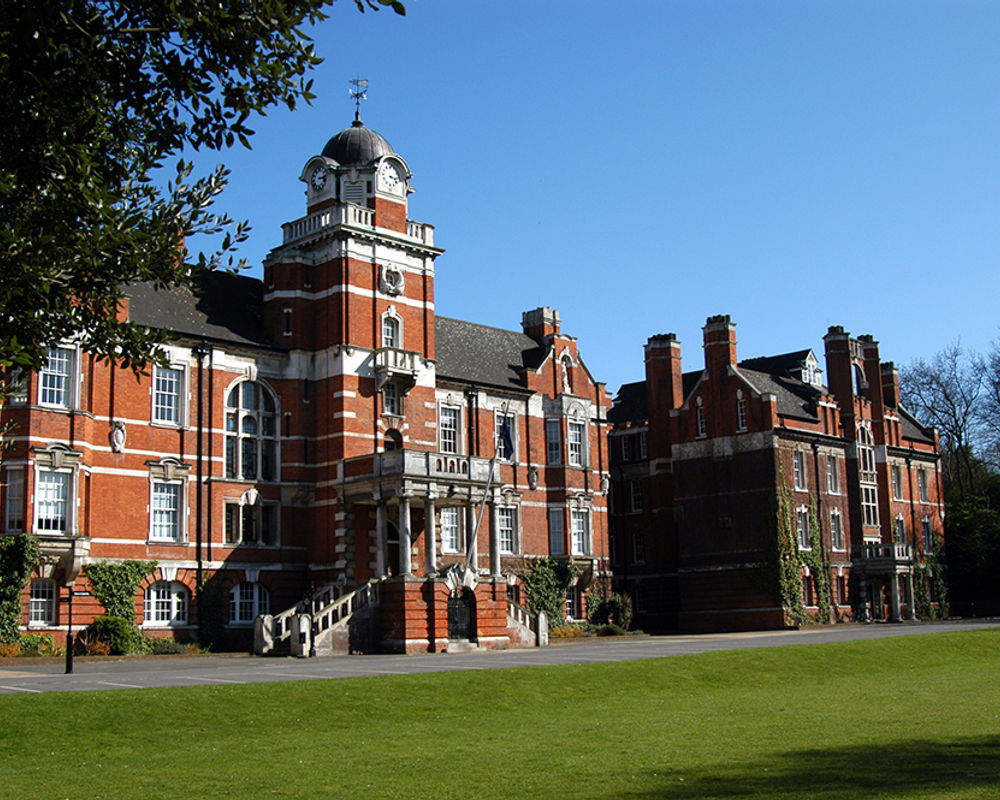 vacanza-studio-inghilterra-chatham-zainetto-verde-greenwich-university-pembroke-building.jpg