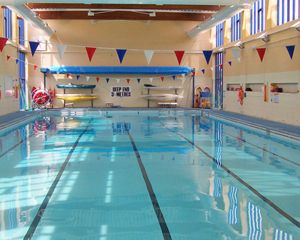 vacanza-studio-inghilterra-chester-zainetto-verde-university-of-chester-parkgate-campus-swimming-pool.jpg