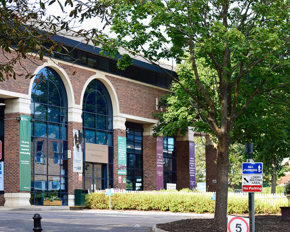 vacanza-studio-inghilterra-chichester-zainetto-verde-university-of-chichester-entrata-campus.jpg