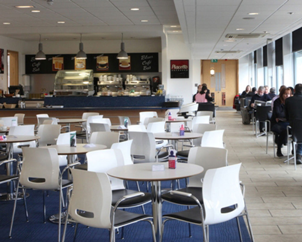 vacanza-studio-inghilterra-colchester-zainetto-verde-university-of-essex-caffetteria-tavoli.jpg