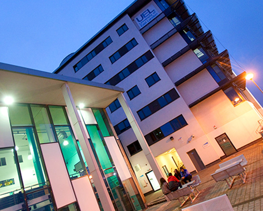 vacanza-studio-inghilterra-londra-douklands-zainetto-verde-university-of-east-london-campus-esterno.jpg