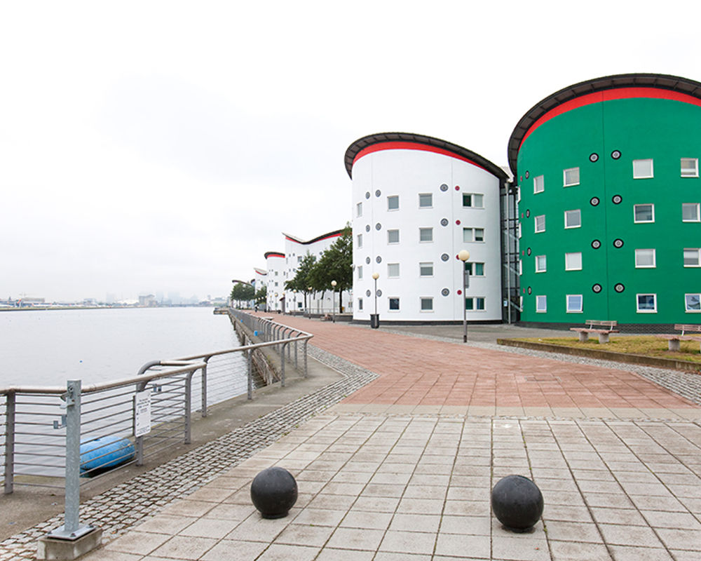 vacanza-studio-inghilterra-londra-douklands-zainetto-verde-university-of-east-london-campus-fiume.jpg