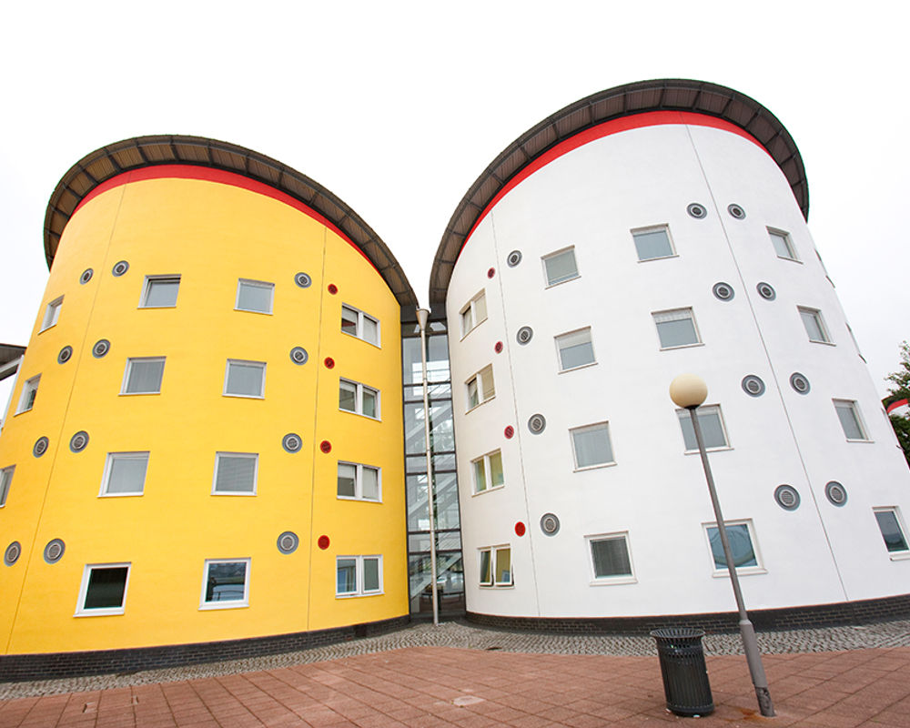 vacanza-studio-inghilterra-londra-douklands-zainetto-verde-university-of-east-london-campus-retro.jpg