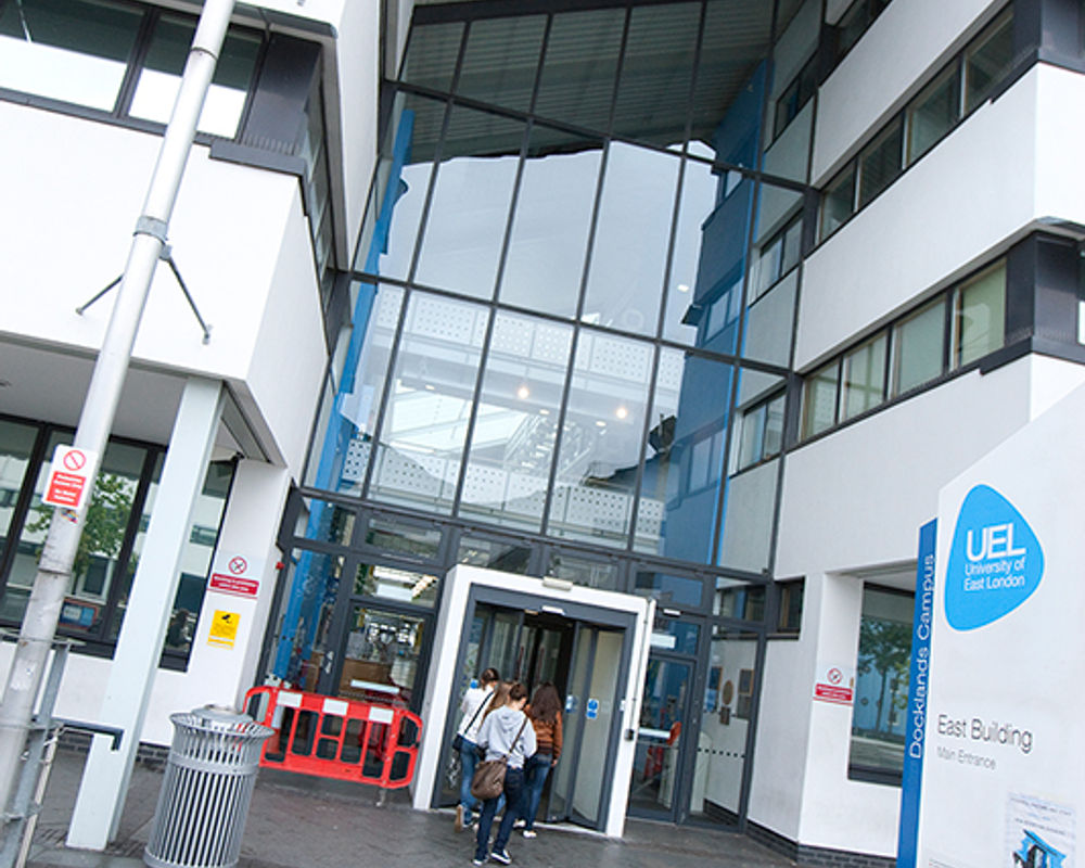 vacanza-studio-inghilterra-londra-douklands-zainetto-verde-university-of-east-london-entrata-studenti.jpg