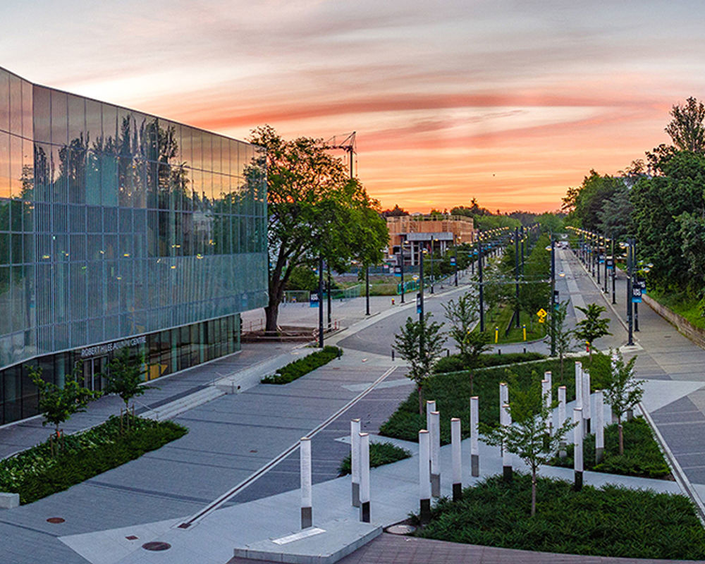 vacanza-studio-canada-vancouver-zainetto-verde-entrata-edificio-college.jpg