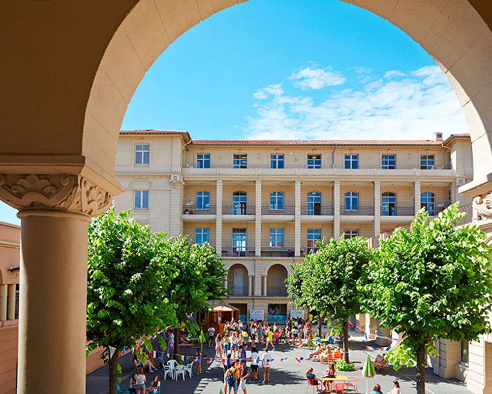 vacanza-studio-francia-antibes-zainetto-verde-centre-international-d'antibes-campus.jpg