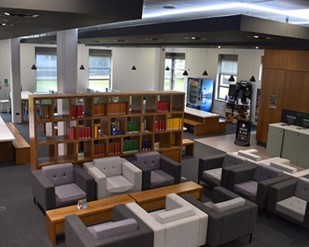 vacanza-studio-scozia-paisley-zainetto-verde-university-of-west-scotland-sala-studio.jpg