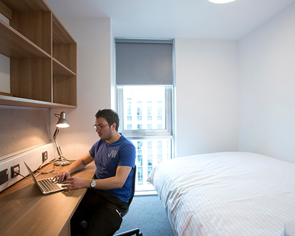 vacanza-studio-scozia-glasgow-zainetto-verde-city-of-glasgow-college-camera-campus.jpg