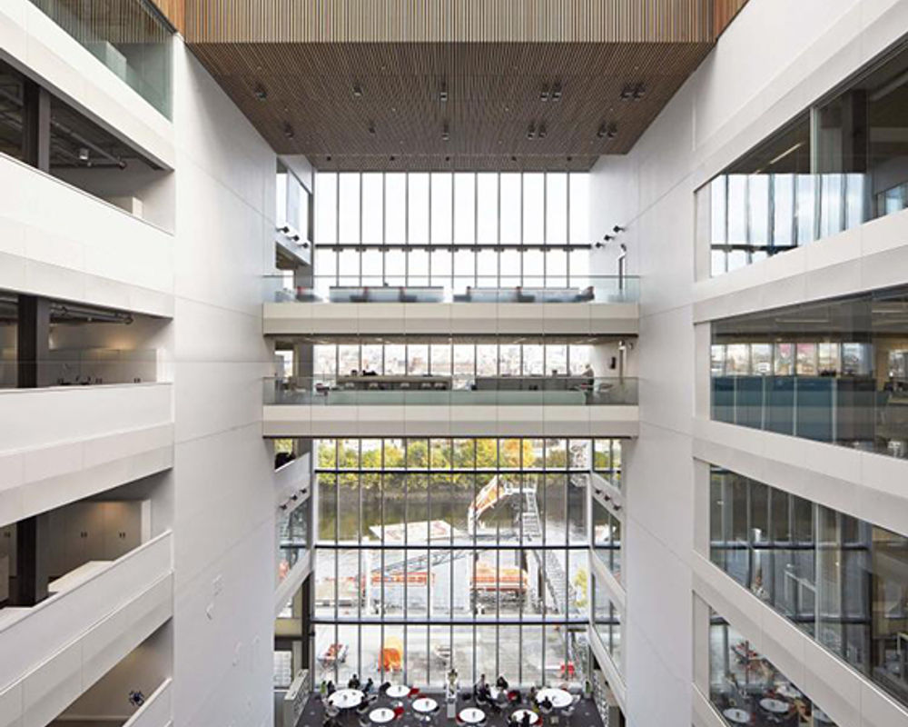 vacanza-studio-scozia-glasgow-zainetto-verde-city-of-glasgow-college-interno-campus.jpg