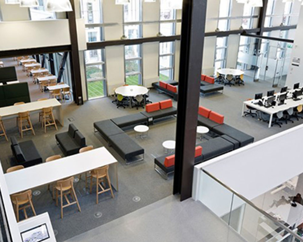 vacanza-studio-scozia-glasgow-zainetto-verde-city-of-glasgow-college-sala-comune-campus.jpg