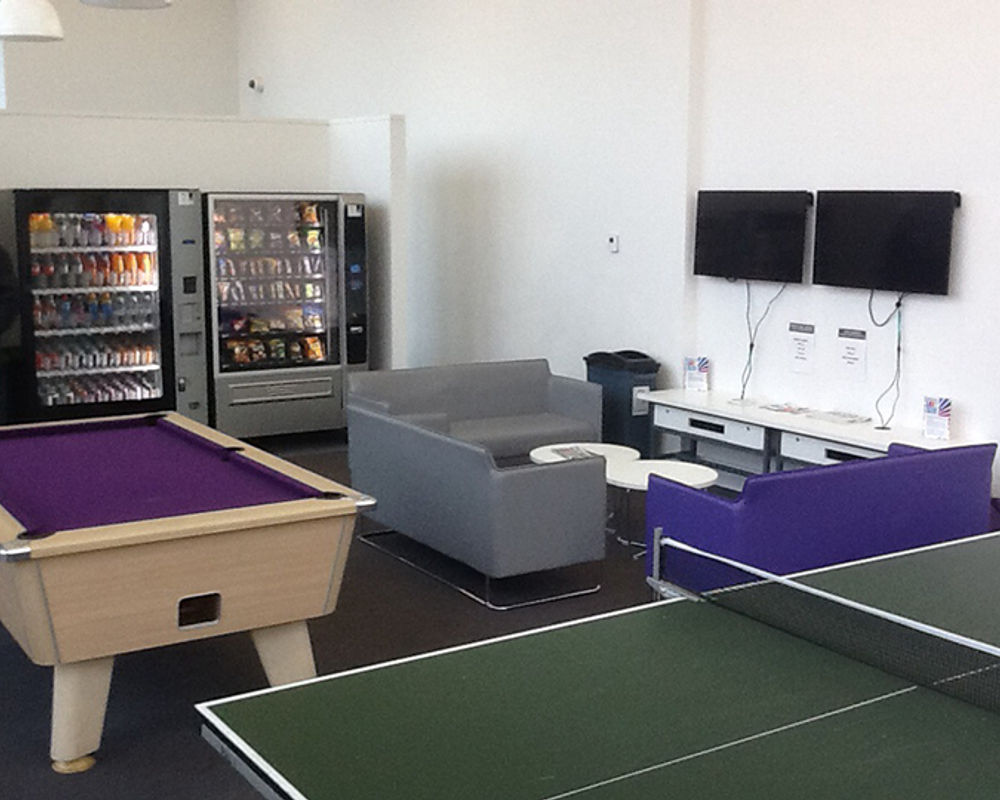 vacanza-studio-scozia-glasgow-zainetto-verde-city-of-glasgow-college-sala-svago-campus.jpg