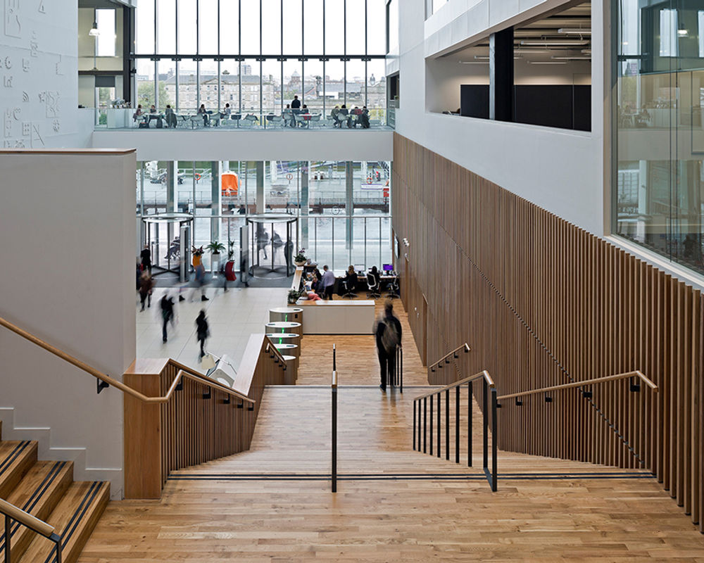 vacanza-studio-scozia-glasgow-zainetto-verde-city-of-glasgow-college-scalinata-campus.jpg