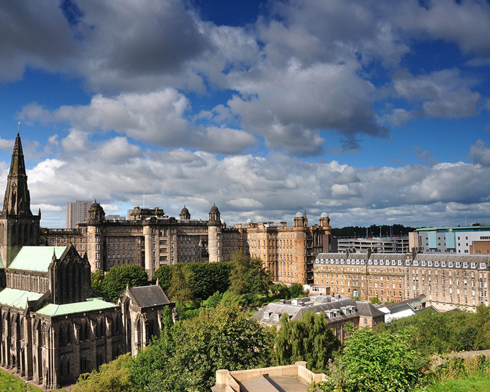 vacanza-studio-scozia-glasgow-zainetto-verde-city-of-glasgow-college-tetti-città.jpg