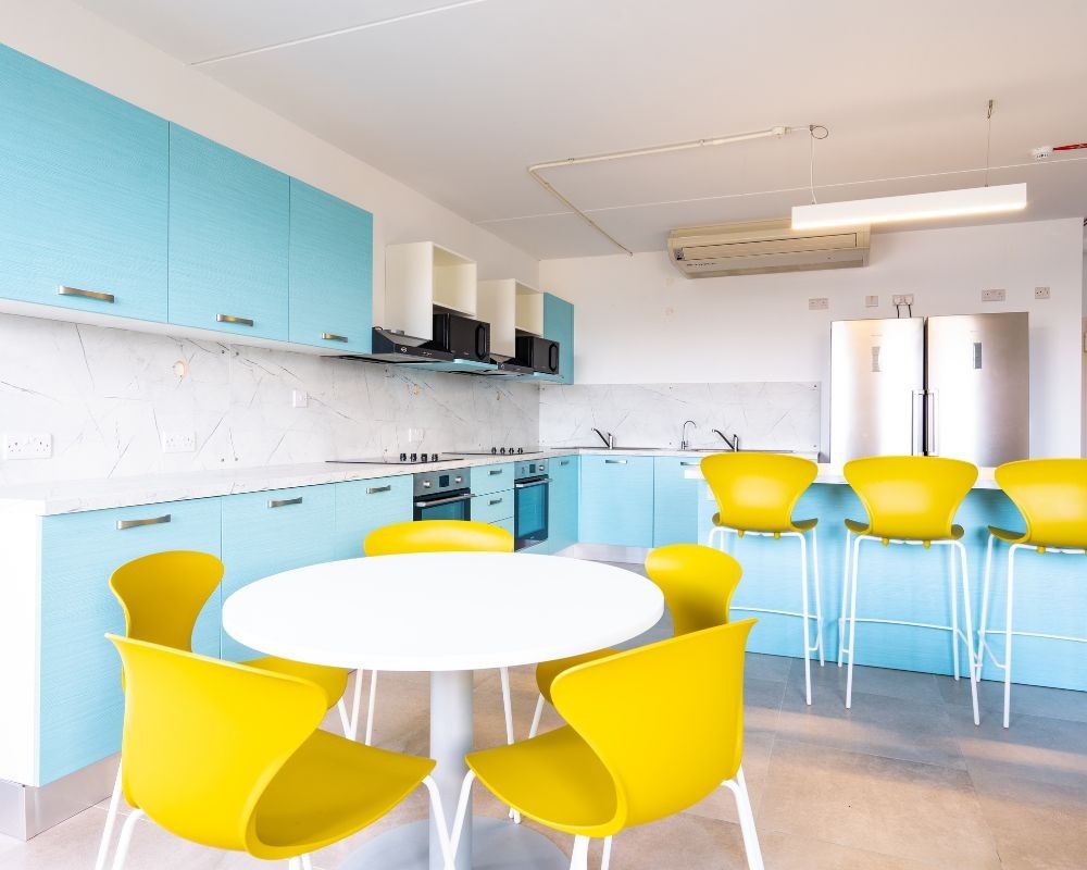Cucina in una stanza del Club Hub a Malta.