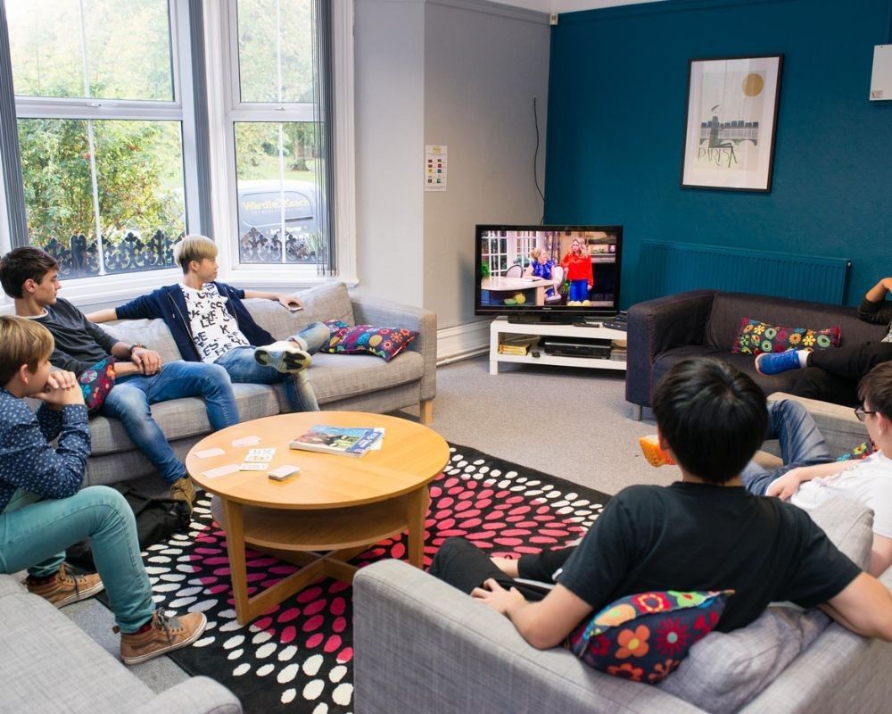 Ragazzi guardano la tv nella sala comune della Bosworth Independent School.