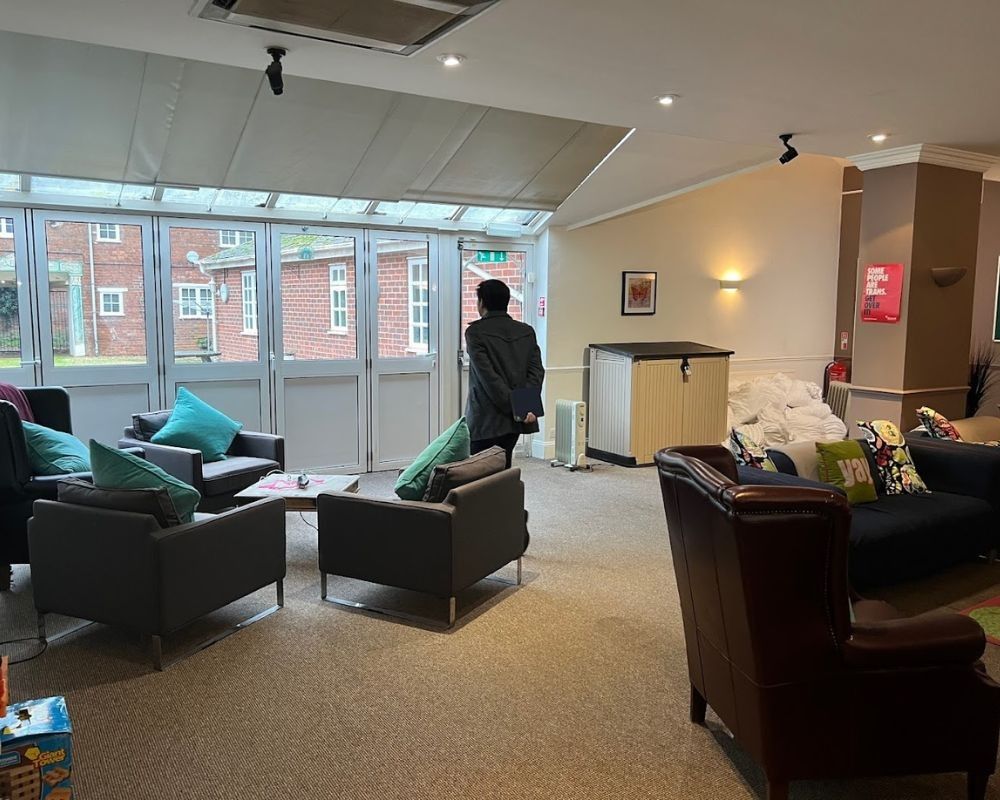 Ragazzo di spalle nella sala comune della Bosworth Independent School.