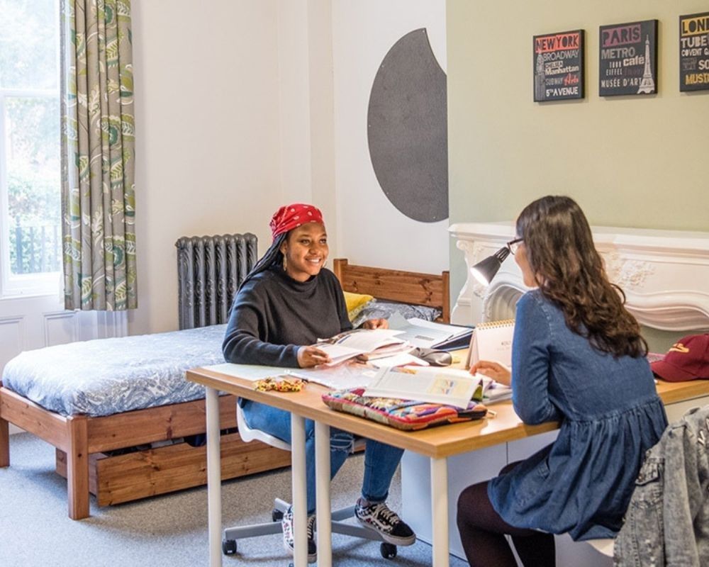 Due ragazze parlano in una stanza della Bosworth Independent School.