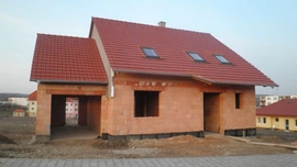 Dokončení hrubé stavby-střecha,schodiště