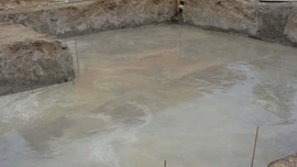 Betonování základů a základové desky ve sklepě