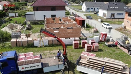 14. stavební týden – Pokračování s komínem, zdění stěny, betonování podkladů a vyzdění jedné řady cihel nad překladem