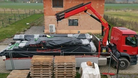 25. týden – část druhá. Natírání a svařování traverz, šalování schodiště a skládání a natírání krovu