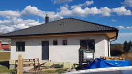 Obklady a dlažby, vnitřní dveře a kuchyň