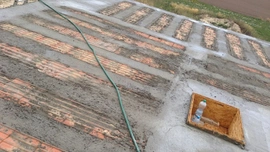 Betonování nosníků MIAKO stropu bez nadbetonávky a založení první řady zdiva v půdním prostoru