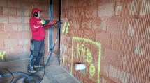 Příprava elektroinstalace – drážky pro kabely a otvory pro krabičky