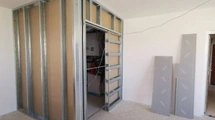 Stavba sádrokartonové příčky kolem technické místnosti