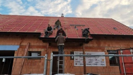 35. stavební týden – Oplechování štítů a komínu, pokládka střešní krytiny